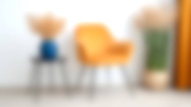 Konforlu, turuncu koltuklu ve mekana sıcaklık ve zarafet katan dekoratif parçalı modern bir oturma odası. İç mekan için mükemmel..