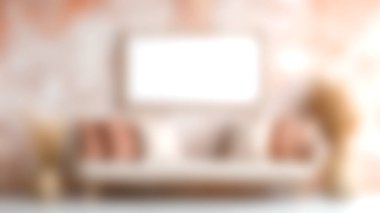 Bu görüntü, yastıklı bir kanepe ve kişiselleştirmek için mükemmel boş bir ekran gösteren tarafsız dekorlu rahat bir oturma odasını içeriyor. Huzur ve sıcaklık bol..