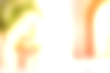 Şarap kadehleri, taze meyveler ve parlak bir iç mekanda şık bir masa, rahatlama ve yaz keyfi için mükemmel bir ortam keşfedin..