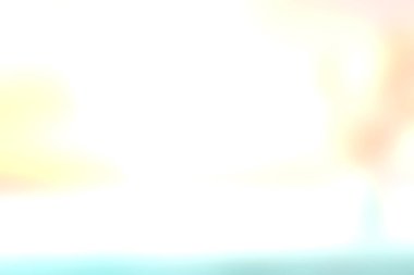 Beyaz bir vazoda narin bir çiçek, yumuşak bir gün batımına karşı huzur içinde oturur. Ev dekorasyonu ve zarif anlar için mükemmel bir ortam yaratır..