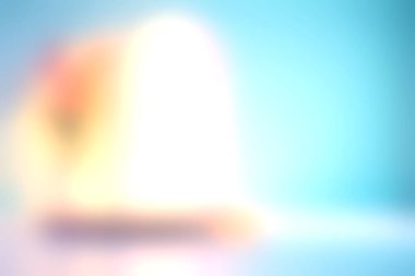 Bu sakin iç mekan düzeni şık bir kemer kapısının yanında güzel bir çiçek düzenlemesi içeriyor ve sakin bir ortam yaratıyor. Yumuşak ışıklandırma, uzayın modern tasarımı ve zarafetini arttırır..