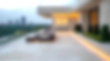 Şık salon mobilyalarının yer aldığı modern bir teras, rahatlamak için mükemmel ve altın saatinde çarpıcı şehrin gökyüzü manzarasının keyfini çıkarıyor..