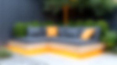 Bu modern açık hava kanepesinde dingin bir bahçede sergilenen canlı yastıklar var. Boş zamanlardan zevk almak için ideal, konforu modern tasarımla harmanlıyor..