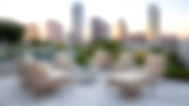Şık mobilyaların ve gün batımında nefes kesen şehir manzarasının yer aldığı nefes kesici bir açık hava salonu, rahatlama ve rahatlama için mükemmel..