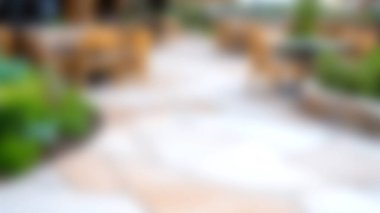 Güzel, bulanık bir yol yemyeşil bir alana çıkıyor. Rahat anlar için mükemmel sakin bir açık hava alanı yaratıyor. Rahatlık ve sükunet için ideal..