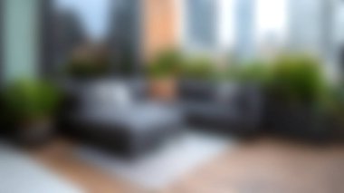 Modern mobilyaların, yemyeşil çiçeklerin ve canlı bir şehir zemininin olduğu şık bir balkon manzarası. Rahatlamak ve eğlenmek için mükemmel bir ortam..