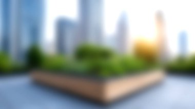 Sakin bir şehir çatısı, gün batımında bulanık bir gökdelen zeminine karşı canlı yeşillikler ve bitkiler sergiliyor..