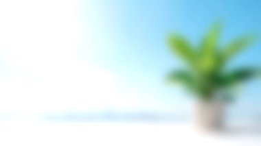Bu yumuşak odak görüntüsü canlı mavi gökyüzüne karşı yemyeşil bir bitki barındırıyor, sakin ve ferahlatıcı bir atmosfer yaratıyor. Refah temaları için ideal.