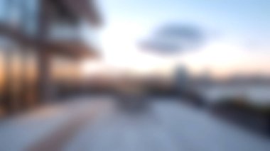 Şık bir balkondan büyüleyici bir gün batımı manzarası şehrin ufuk çizgisi ve nehir manzarasına nefes kesici bir perspektif sunuyor. Huzuru çağrıştırıyor..