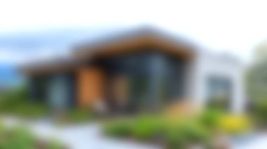 Benzersiz bir tasarıma sahip çarpıcı bir modern ev yemyeşil ve canlı çiçeklerin arasına yerleşmiş, rahatlama ve keyif için sakin bir geri çekilme yaratıyor..