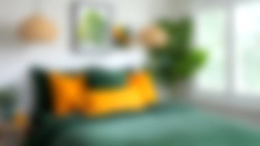 Doğal ışık ve canlı bitkilerle güçlendirilmiş yeşil ve turuncu aksanlarla dolu rahat, modern bir yatak odası keşfedin. Huzurlu ve davetkar bir yer yaratın..