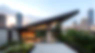 Benzersiz bir çatı tasarımına sahip modern bir yerleşim evini gösteren bu resim, doğayla harmanlanmış çağdaş mimarinin özünü yakalar..