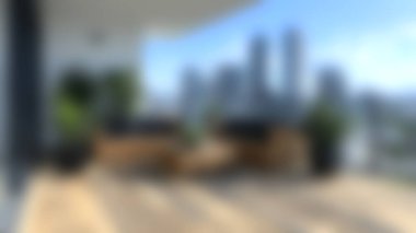 Ahşap bir güverte ve güzel bitkilerin yer aldığı şık bir şehir balkonu, parlak mavi bir gökyüzünün altında şehrin ufuk çizgisini büyüleyici bir şekilde gösteriyor. Rahatlamak için ideal.