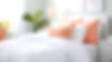 Yumuşak tekstil ve sakinleştirici renk paleti olan rahat ve huzurlu bir yatak odası deneyin. Rahatlama ve çağdaş dekorasyon için ideal..