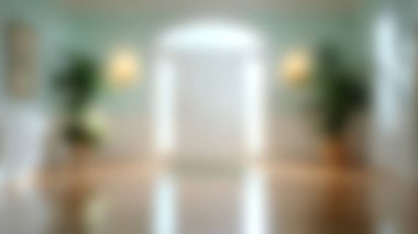 Zarif ışıklandırma ve bereketli yeşilliğin yer aldığı modern bir evin yumuşak odak noktası. Sıcak atmosfer huzuru ve huzuru davet eder..