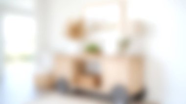 Zarif mobilyalar, yumuşak doğal ışıklandırma ve huzurlu bir atmosfer sunan güzel tasarlanmış bir modern minimalist oturma odası. İç tasarım ilhamı için mükemmel.