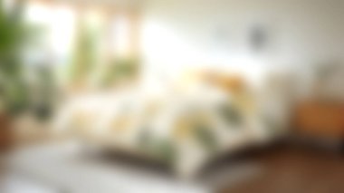 Bu rahat yatak odası pencerelerden süzülen parlak doğal ışığı barındırıyor, sıcak ve davetkar bir alan yaratıyor. Yumuşak yatak karşıtlıkları canlı ev dekorasyonu ile, serin bir atmosfer için bereketli kapalı bitkiler tarafından tamamlanır.