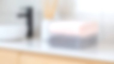 Yumuşak desenli havluların olduğu sakin bir mutfak sahnesi şık bir lavabonun yanındaki tezgahta günlük hayata biraz zarafet ve sıcaklık sunuyor..