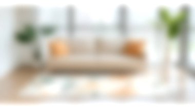 Yastıkları, geniş pencereleri ve kapalı bitkileri olan bej renkli bir koltuğu olan parlak ve rahat bir oturma odası. Rahatlamak ve şık bir yaşam için mükemmel..