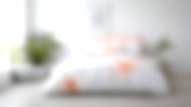 Parlak tekstil, doğal ışık ve ev bitkilerinin bulunduğu rahat bir yatak odasının huzurlu atmosferini yaşayın. Rahatlamak ve rahatlamak için mükemmeldir..