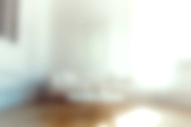 Bu resim, doğal ışıkla dolu yumuşak odaklı bir iç mekan sergiliyor ve modern yaşam için rahat bir atmosfer yaratıyor. Estetik, konfor ve sükuneti ön plana çıkarıyor..