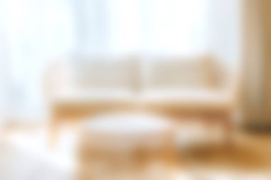 Sıcak güneş ışığıyla aydınlatılmış, sıcak bir oturma odasındaki yumuşak bir kanepe pencereden içeri girerek davetkar bir atmosfer yaratıyor. Rahatlamak ve rahatlamak için mükemmel..