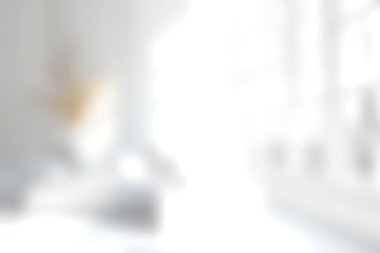 Parlak ve havadar, minimalistik kapalı alan. Doğal ışıkla dolu. Rahatlamak ve ilham vermek için mükemmel sakin bir atmosfer yaratıyor..