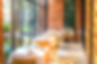 Yumuşak ışıklandırması ve rahatlatıcı bir atmosferi olan rahat bir oturma odası, modern ev duygusunu geliştiren mobilyaları ve güzel dekorları ön plana çıkarıyor..