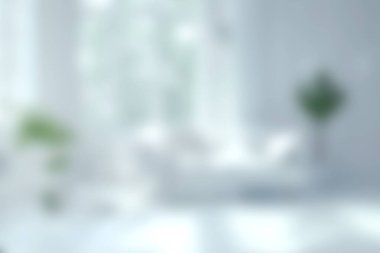 Doğal ışıkla dolu sakin ve davetkar bir oturma odası, rahatlatıcı bir atmosfer için minimalist iç tasarım ve rahat elementler sergiliyor..