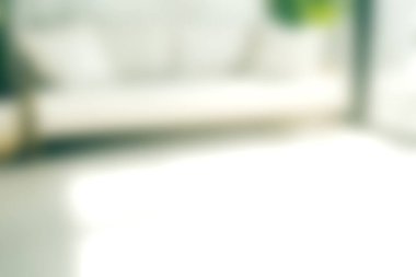 Minimalist dekorun, doğal ışığın ve yumuşak döşemelerin yer aldığı parlak ve havadar bir oturma odası, dinlenmek için sakin ve davetkar bir atmosfer yaratıyor..