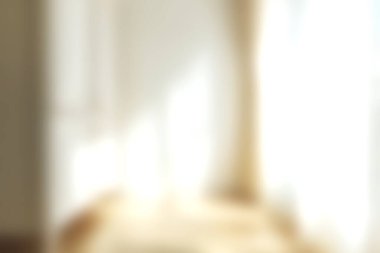 Yumuşak sabah ışığı, saf beyaz perdelerin arasından süzülüp sıcak ve davetkar bir atmosfer yaratır. Sahne bir huzur ve rahatlama hissi uyandırıyor..