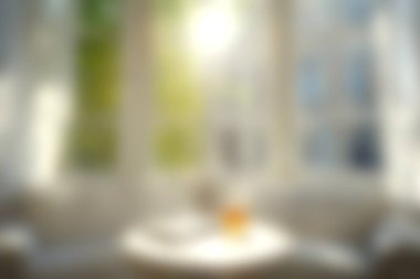 Rahat, modern bir oturma odası, doğal ışıkla yıkanmış, dışarıda yumuşak mobilyalar ve yeşillikler var, dinlenmek için sakin ve davetkar bir ortam yaratıyor..