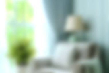 Bu resim yumuşak renkler, doğal ışık ve çekici dekorlarla dolu rahat bir oturma odasını gösteriyor. Sıcaklık ve rahatlık hissi vermek için mükemmel..