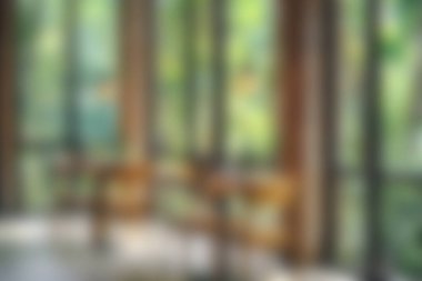 Sakin ve sakin bir uzay boşluğu, geniş pencereler sergiliyor. Doğanın canlı bir görüntüsünü yansıtıyor. Doğal ışığın içeri girmesini sağlıyor..