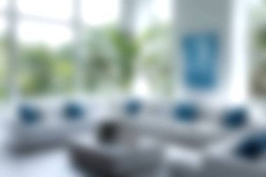 Doğal ışık, zarif mobilyalar ve verimli tropikal bitkilerle dolu parlak bir atmosferi olan modern bir oturma odası. Mekan rahatlama ve rahatlamaya davet eder..