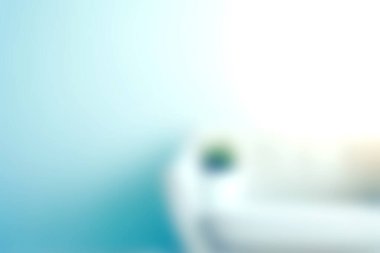 Yumuşak odak efektli sakin ve şık bir oturma odası sahnesi, hafif renklere ve sakin bir atmosfer için minimalist tasarım unsurlarına vurgu yapıyor..