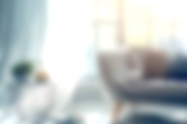 Huzurlu bir oturma odası. Parlak doğal ışıkla yıkanmış. Yumuşak dekor elementleri sergiliyor..