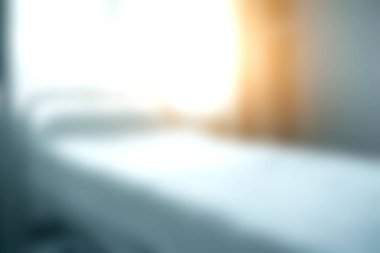 Penceresinden süzülen yumuşak güneş ışığıyla sakin bir yatak odası sahnesi, düzgünce yapılmış yatağa sıcak bir parıltı, dinlenme ve rahatlama davet ediyor..