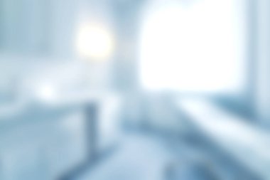 Parlak doğal ışığa yumuşak bir odak noktası olan huzurlu ve modern bir banyo alanı keşfedin. Bu sakin ortam minimalist tasarım ve konforu vurgular.