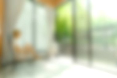 Parlak ve havadar modern bir iç mekan. Geniş pencereleri var. Bol miktarda doğal ışık alıyor..