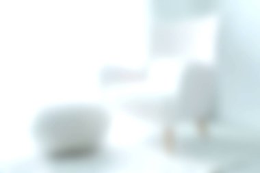 Yumuşak dokuları ve bol doğal ışığı olan sakin ve minimalist bir oturma odası. Rahatlamayı ve rahatlığı teşvik eden bir davet alanı yaratıyor..