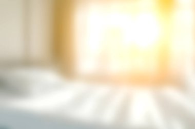 Yumuşak bir sabah ışığının pencereden içeri aktığı, rahat ve davetkar bir atmosfer yaratan sakin bir yatak odası. Rahatlama ve sükunet için mükemmel..