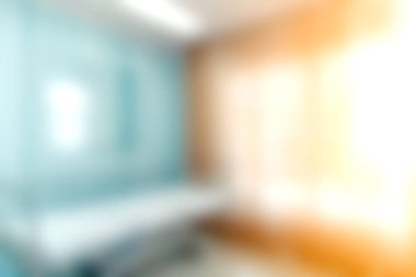 Yumuşak ışıklandırmalı, şık dekoratif elementli ve dingin bir atmosfer için sıcak renk paleti olan parlak, modern bir banyo keşfedin. Rahatlamak için mükemmel..