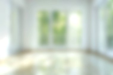 Yumuşak doğal ışık ve yeşil manzaraya izin veren geniş pencereli parlak ve havadar iç mekan, huzurlu anlar için ideal, sakin bir atmosfer yaratıyor..