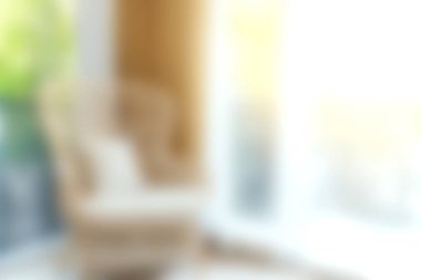 Rahat bir oturma odasında rahat bir koltuk bulunur. Doğal güneş ışığıyla yıkanır. Sıcak ve davetkar bir atmosfer yaratır..