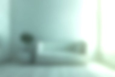 Parlak ve cezbedici bir yaşam alanı, minimalist tasarım, yumuşak doğal ışık ve sakin bir atmosfer için biraz yeşillik..