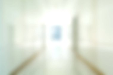 Huzur ve zarafeti çağrıştıran parlak, bulanık bir koridor gösteren yumuşak bir odak görüntüsü. Minimalizm ve dinginlik temaları için ideal.