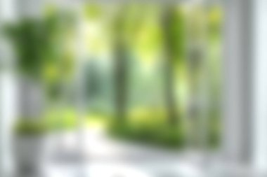 Bu parlak kapalı alan, yumuşak doğal ışıkla dolu yemyeşil bir bahçenin nefes kesici bir manzarasına sahip. Rahatlama ve sükunet için davetkar bir atmosfer yaratıyor..