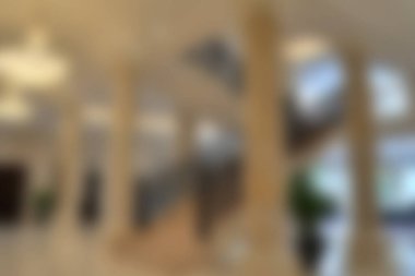 Bu lüks lobide modern iç tasarım sergileniyor, uzun sütunlar, zarif ışıklandırma ve bol doğal ışık, şık ve davetkar bir atmosfer yaratıyor..