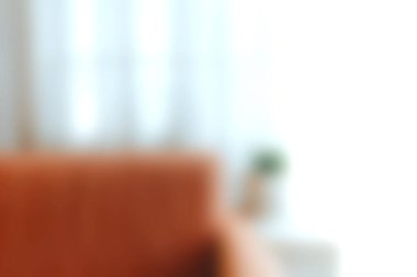 Rahat bir oturma odasının sıcak ve davetkar köşesinde yumuşak dokular ve hafif bir doğal ışık akışı var. Rahatlamak ve rahatlamak için ideal..